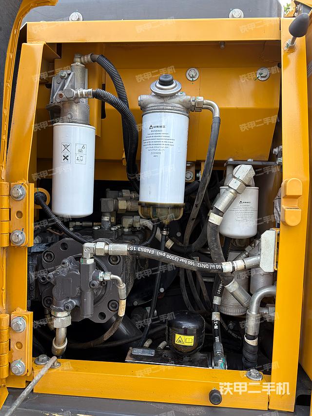 液压泵舱室正面整体(整机外观) 液压泵舱室正面整体(整机外观)