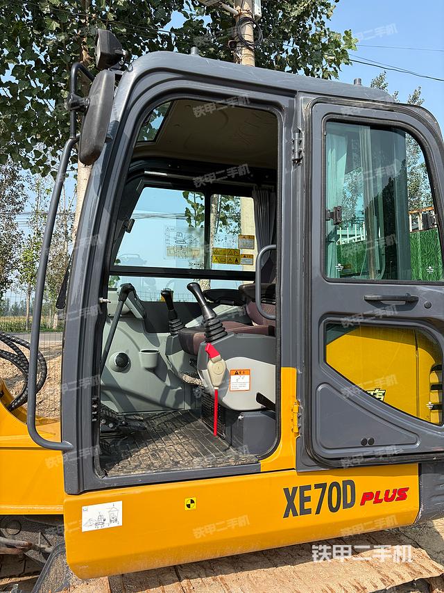 駕駛室整體(整機(jī)外觀) 駕駛室整體(整機(jī)外觀)