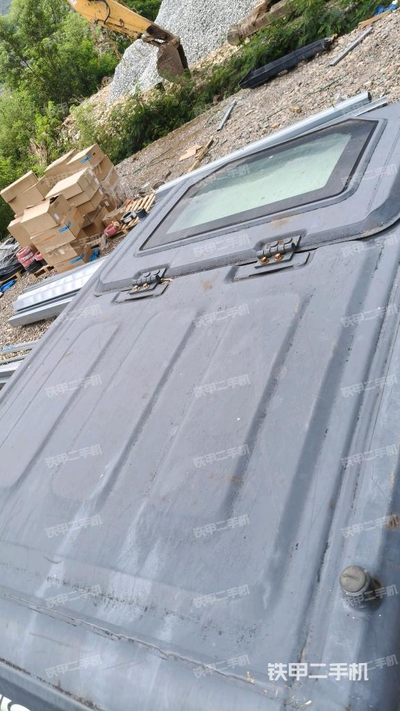 駕駛室頂部(整機外觀) 駕駛室頂部(整機外觀)