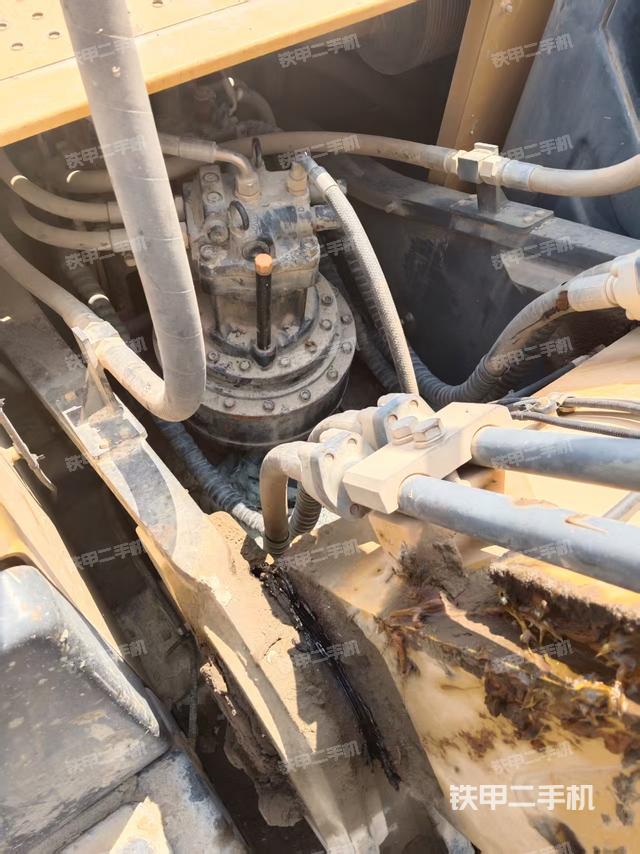 回轉(zhuǎn)馬達和主控閥(整機外觀) 回轉(zhuǎn)馬達和主控閥(整機外觀)