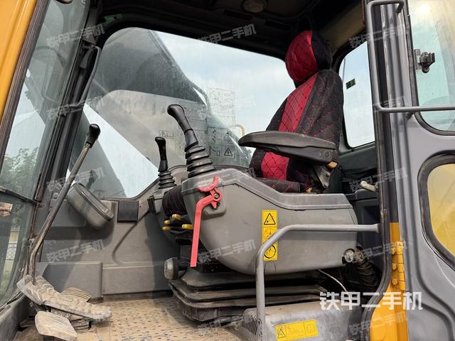 駕駛室整體(整機(jī)外觀) 駕駛室整體(整機(jī)外觀)