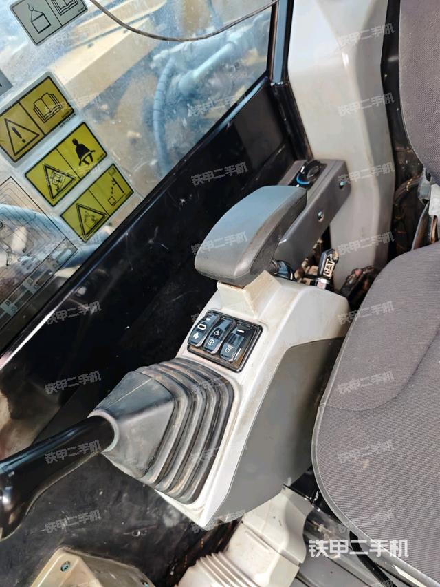 行走控制手柄和踏板?俯拍(駕駛室部分) 行走控制手柄和踏板?俯拍(駕駛室部分)