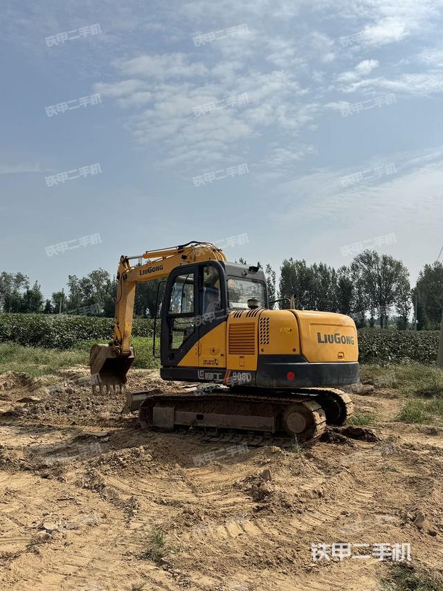 駕駛室整體(整機(jī)外觀) 駕駛室整體(整機(jī)外觀)