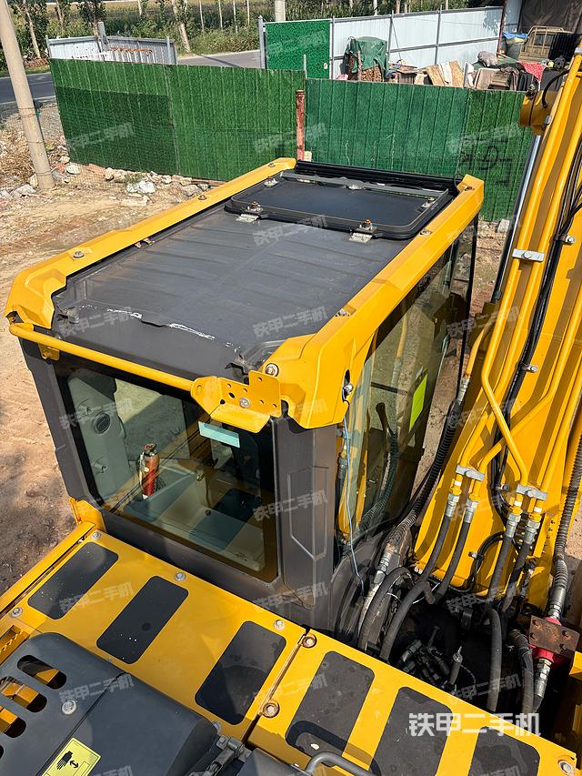 驾驶室顶部(整机外观) 驾驶室顶部(整机外观)