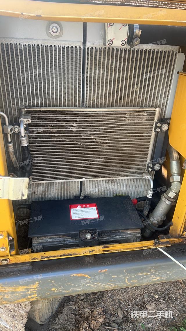 液压泵舱室正面整体(整机外观) 液压泵舱室正面整体(整机外观)