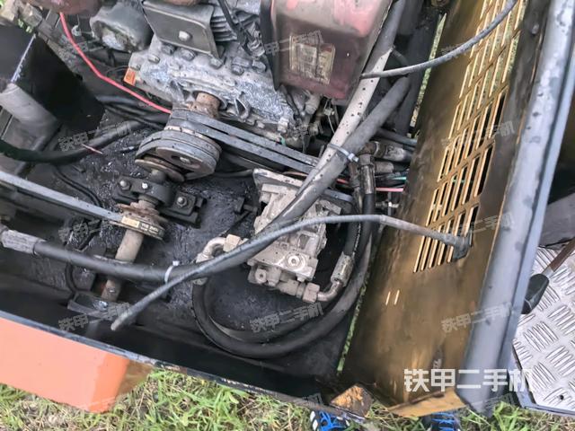 发动机上部全景(压路机发动机舱) 发动机上部全景(压路机发动机舱)