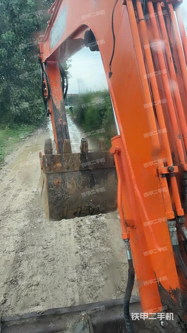 鏟斗右后整體(工作和回轉(zhuǎn)裝置) 鏟斗右后整體(工作和回轉(zhuǎn)裝置)