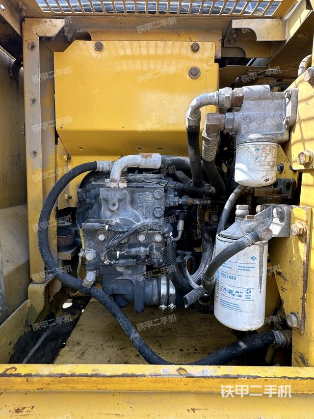 液压泵舱室正面整体（整机外观）