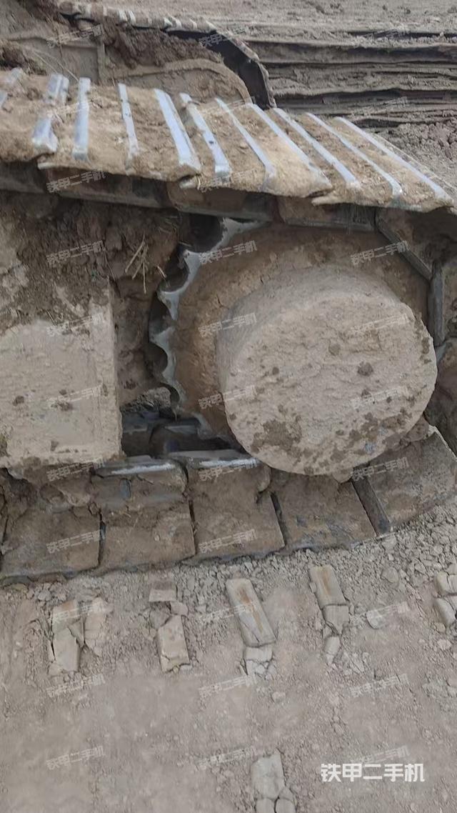 單側(cè)履帶整體(整機外觀) 單側(cè)履帶整體(整機外觀)