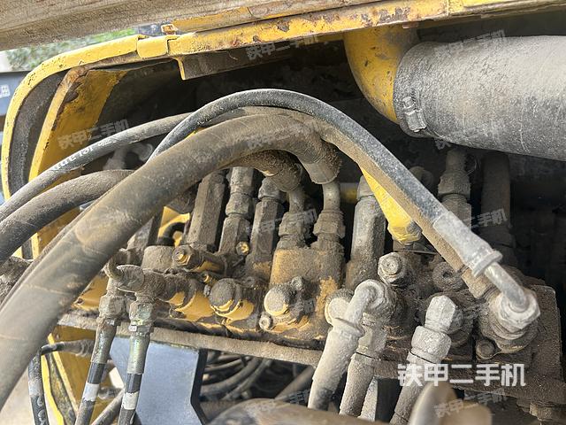 回轉(zhuǎn)馬達(dá)和主控閥（整機(jī)外觀）