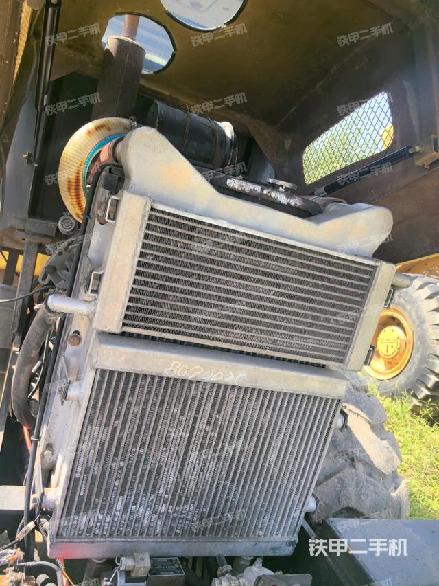 發(fā)動機上部全景（壓路機發(fā)動機艙）