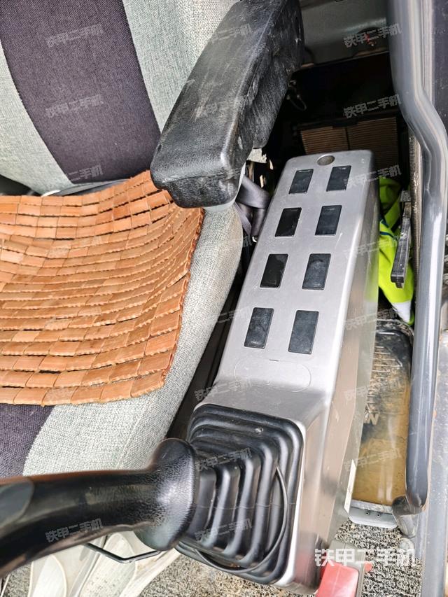 座椅左側(cè)控制臺/音響/含左手柄（駕駛室部分）