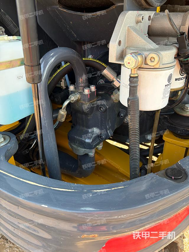 液壓泵艙室正面整體(整機(jī)外觀) 液壓泵艙室正面整體(整機(jī)外觀)