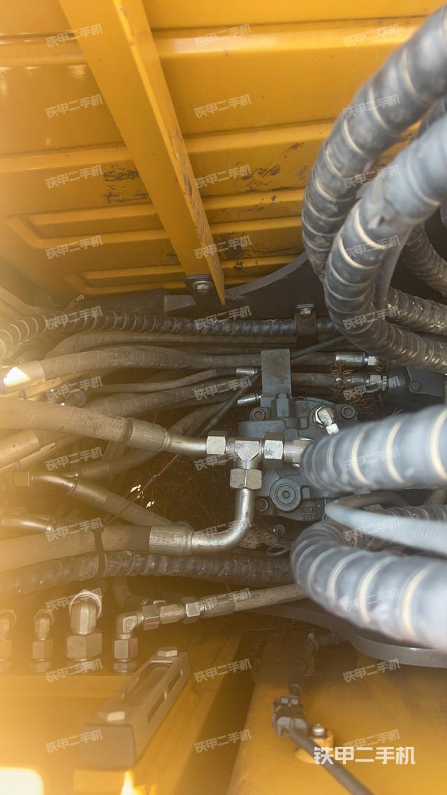 回转马达和主控阀(整机外观) 回转马达和主控阀(整机外观)