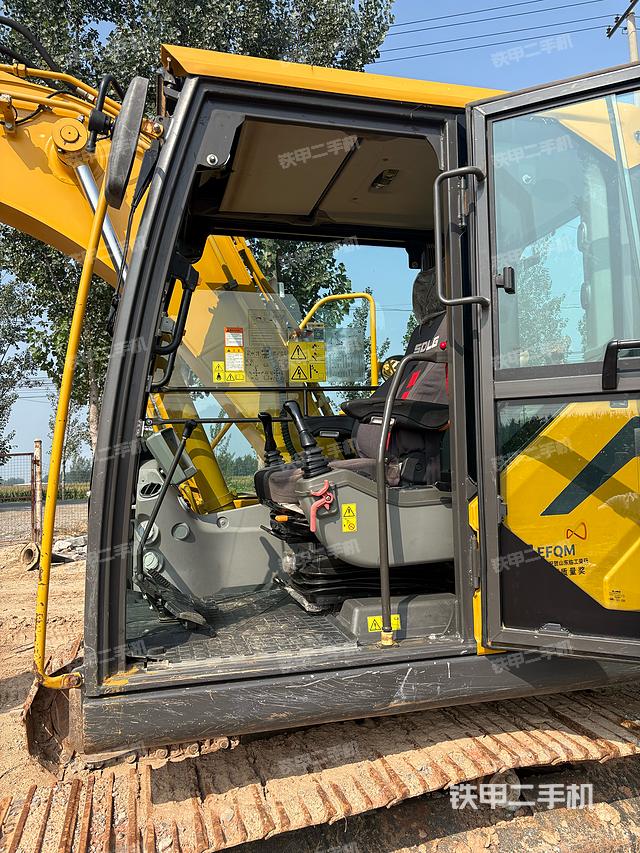 驾驶室整体(整机外观) 驾驶室整体(整机外观)