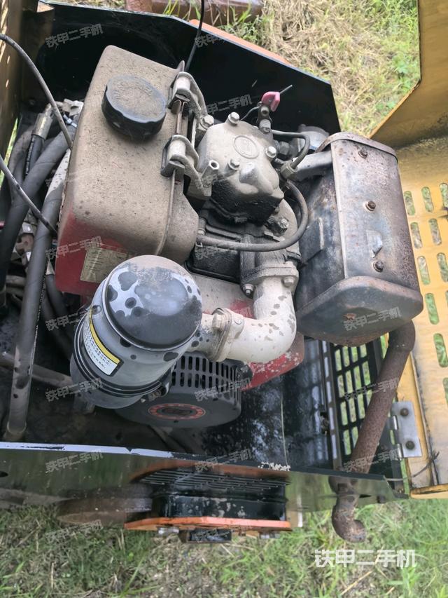 发动机右侧全景(压路机发动机舱) 发动机右侧全景(压路机发动机舱)