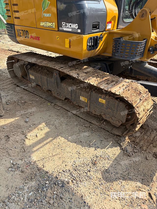 單側(cè)履帶整體(整機(jī)外觀) 單側(cè)履帶整體(整機(jī)外觀)