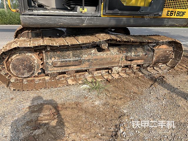 单侧履带整体(整机外观) 单侧履带整体(整机外观)