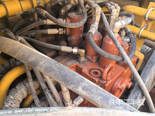 回转马达和主控阀(整机外观) 回转马达和主控阀(整机外观)