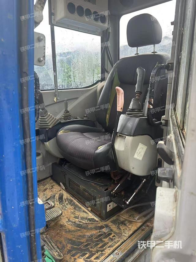 駕駛室整體(整機(jī)外觀) 駕駛室整體(整機(jī)外觀)