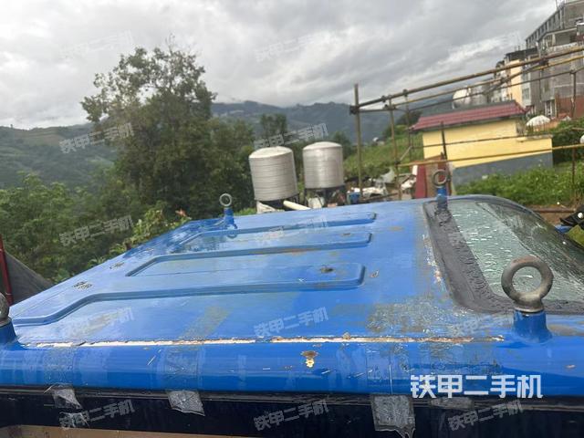 駕駛室頂部(整機(jī)外觀) 駕駛室頂部(整機(jī)外觀)