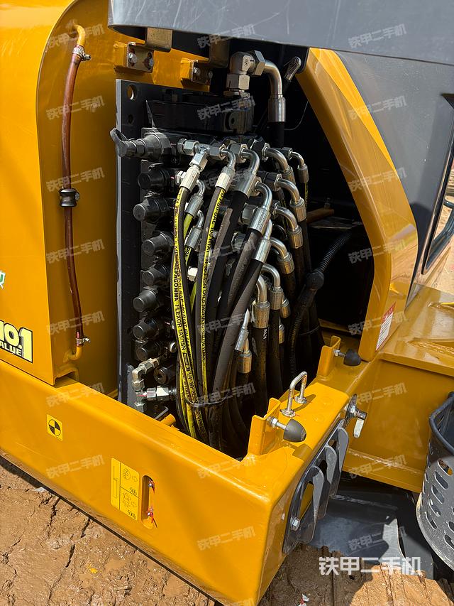 回轉(zhuǎn)馬達(dá)和主控閥(整機(jī)外觀) 回轉(zhuǎn)馬達(dá)和主控閥(整機(jī)外觀)