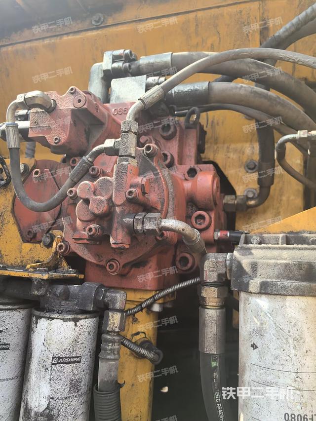 液压泵舱室正面整体(整机外观) 液压泵舱室正面整体(整机外观)