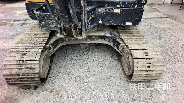 转盘和下车架正前(工作和回转装置) 转盘和下车架正前(工作和回转装置)