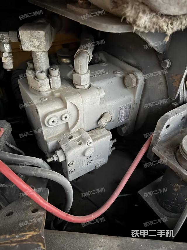 液压泵舱室正面整体(整机外观) 液压泵舱室正面整体(整机外观)