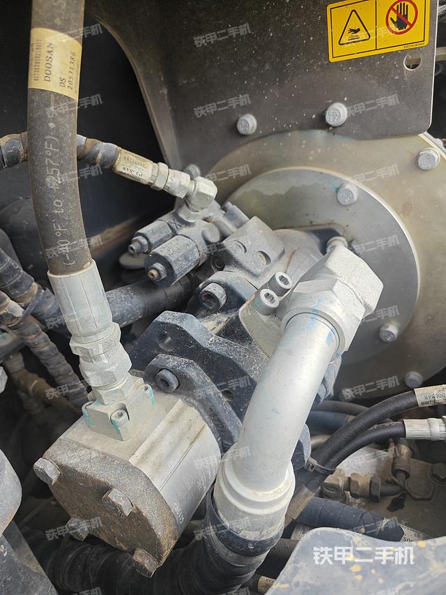 液壓泵艙室正面整體(整機(jī)外觀) 液壓泵艙室正面整體(整機(jī)外觀)