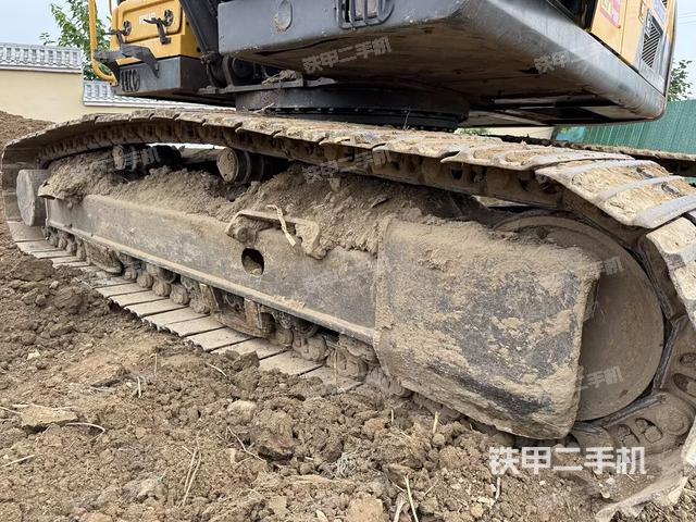 單側(cè)履帶整體(整機(jī)外觀) 單側(cè)履帶整體(整機(jī)外觀)