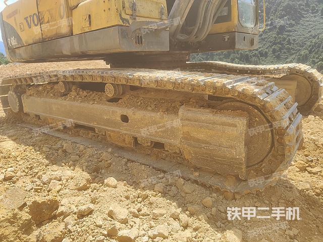 单侧履带整体(整机外观) 单侧履带整体(整机外观)