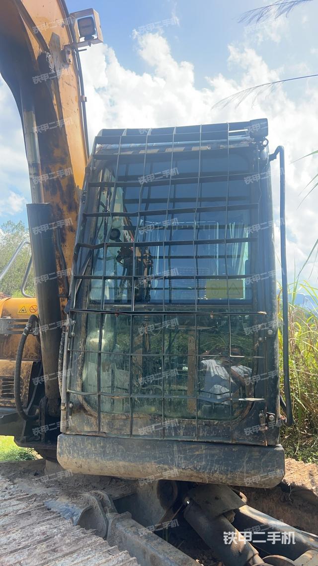 驾驶室顶部(整机外观) 驾驶室顶部(整机外观)