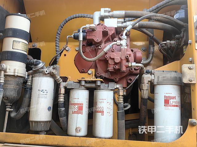 液压泵舱室正面整体(整机外观) 液压泵舱室正面整体(整机外观)