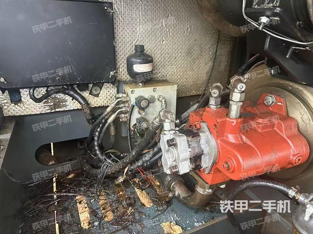 液壓泵艙室正面整體(整機(jī)外觀) 液壓泵艙室正面整體(整機(jī)外觀)