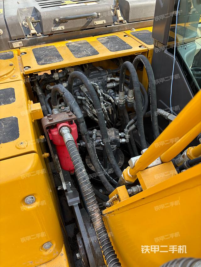 回转马达和主控阀(整机外观) 回转马达和主控阀(整机外观)