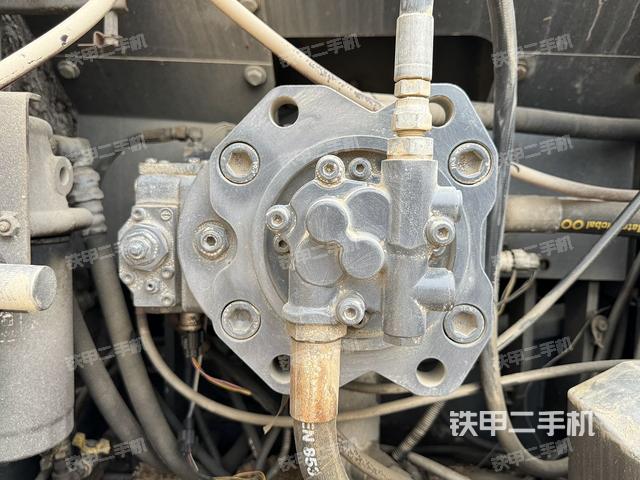 液压泵舱室正面整体(整机外观) 液压泵舱室正面整体(整机外观)