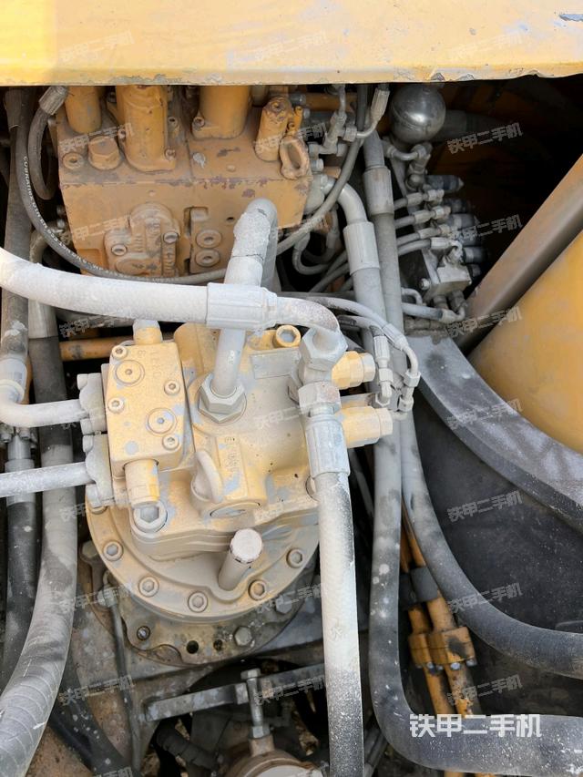 回转马达和主控阀(整机外观) 回转马达和主控阀(整机外观)