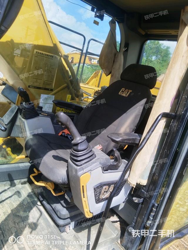 行走控制手柄和踏板?俯拍(駕駛室部分) 行走控制手柄和踏板?俯拍(駕駛室部分)