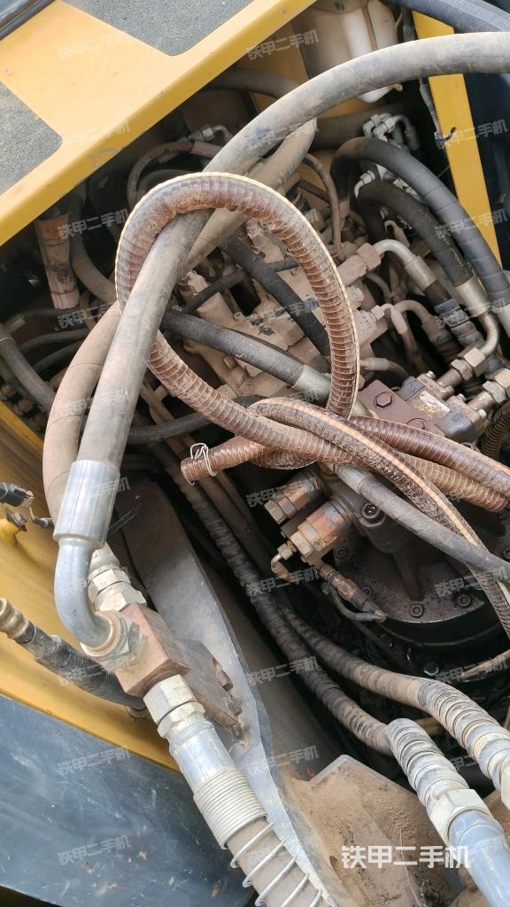 回轉馬達和主控閥(整機外觀) 回轉馬達和主控閥(整機外觀)