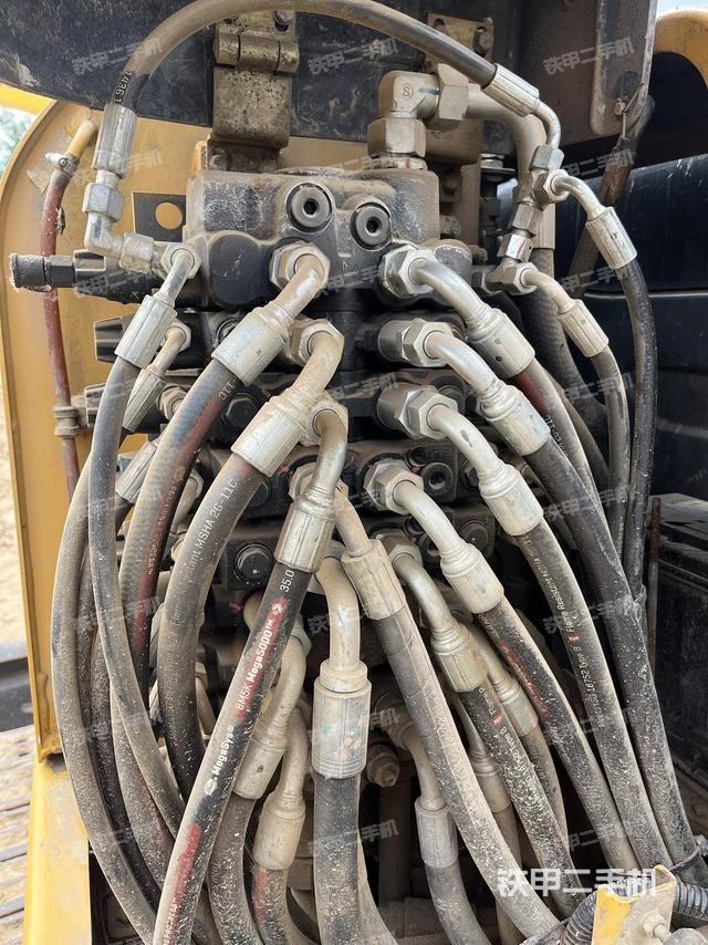 回转马达和主控阀（整机外观）