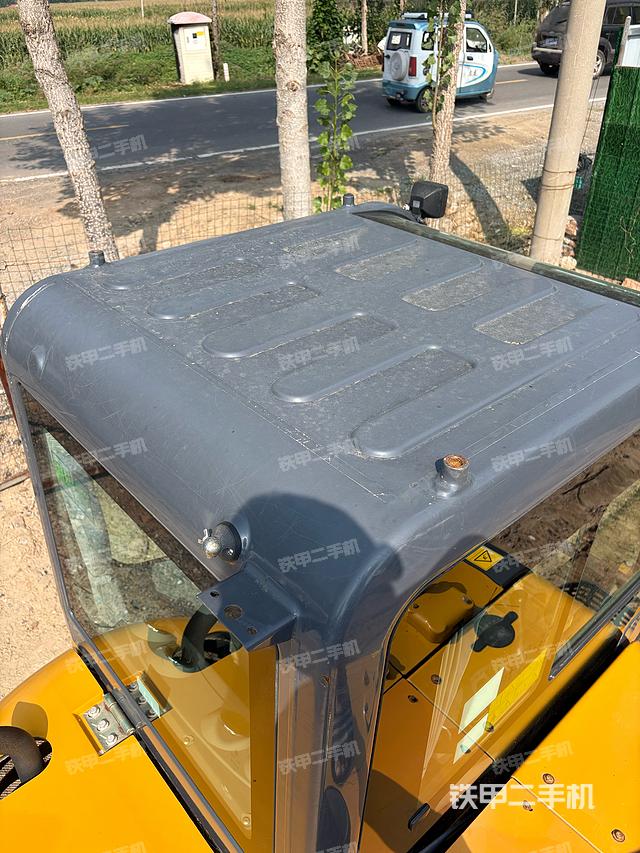 駕駛室頂部(整機(jī)外觀) 駕駛室頂部(整機(jī)外觀)