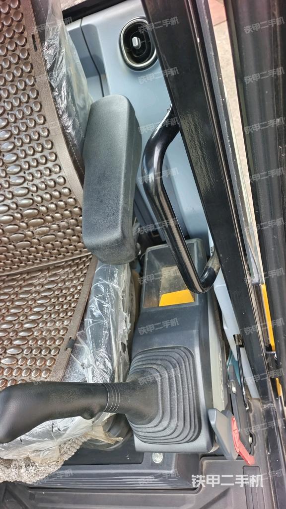 座椅左侧控制台/音响/含左手柄(驾驶室部分) 座椅左侧控制台/音响/含左手柄(驾驶室部分)