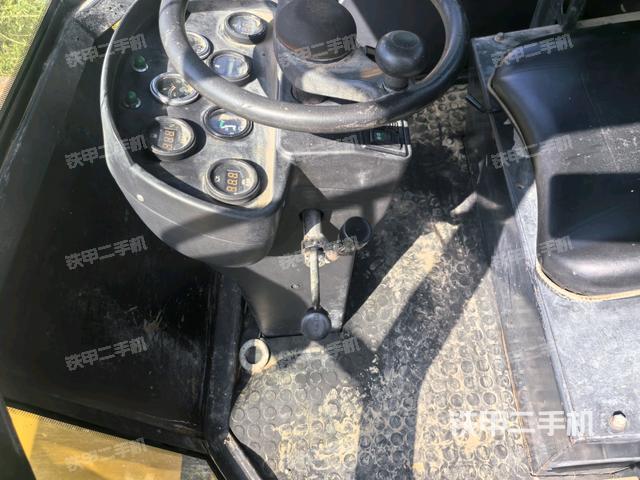 駕駛室內(nèi)座椅、儀表操作手柄全景（壓路機駕駛室）