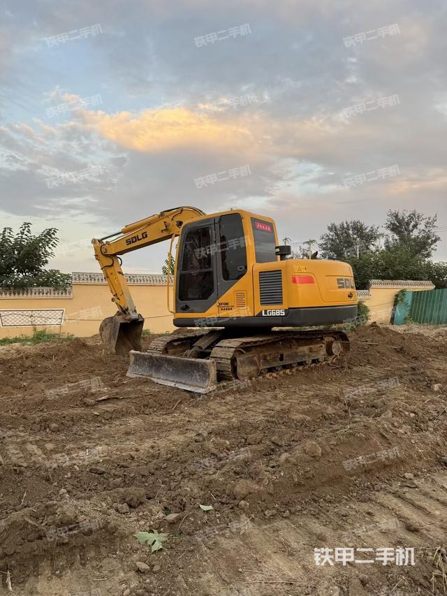驾驶室顶部(整机外观) 驾驶室顶部(整机外观)
