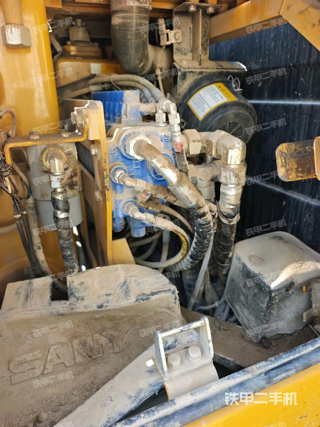 回转马达和主控阀（整机外观）