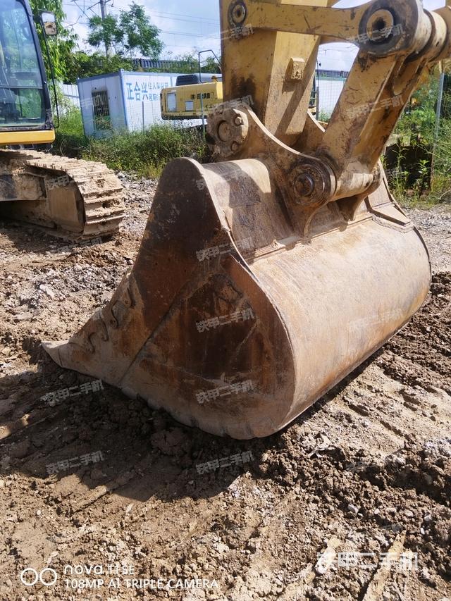 鏟斗右后整體(工作和回轉(zhuǎn)裝置) 鏟斗右后整體(工作和回轉(zhuǎn)裝置)