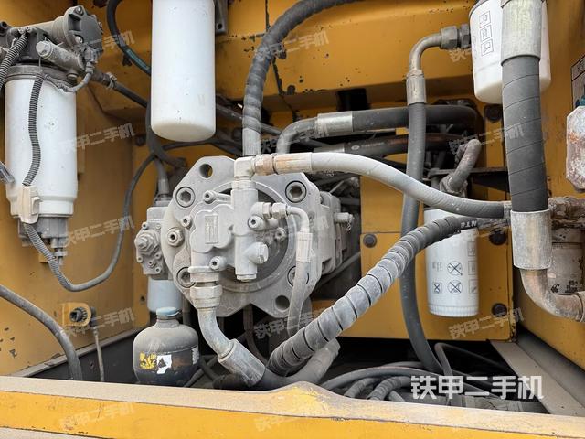 液壓泵艙室正面整體(整機(jī)外觀) 液壓泵艙室正面整體(整機(jī)外觀)