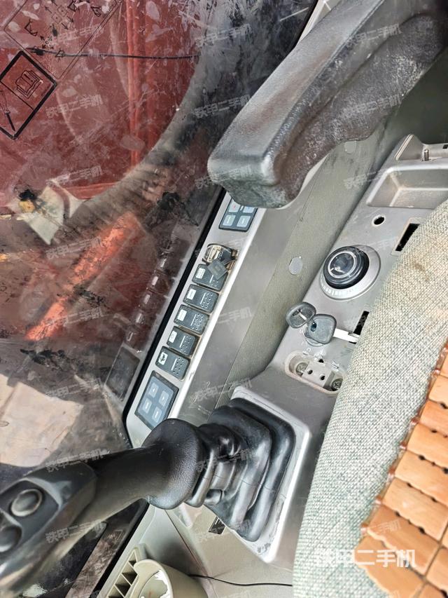 座椅右側(cè)控制臺/鑰匙門/油門/含右手柄（駕駛室部分）