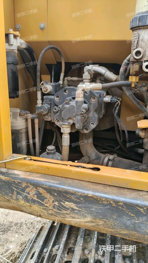 液壓泵艙室正面整體(整機外觀) 液壓泵艙室正面整體(整機外觀)